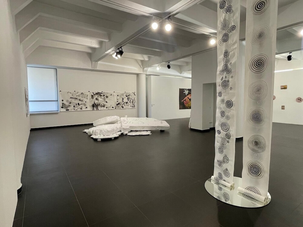 Ansicht der Ausstellung Mycelia mit Karin Froehlich und Penelope Richardson in Lettland
