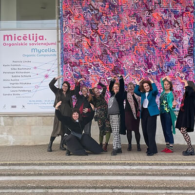 die Kuenstlerinnen-Gruppe Mycelia in Lettland vor dem Ausstellungsraum