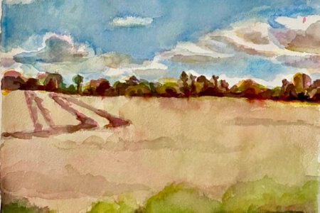 Bild von Kathrin. Eine Lanschaft mit hohem Horizont mit Aquarellfarben gemalt. Es ist Hochsommer, das Korn ist reif, am Himmel ein paar Wolken, die Sonne scheint aber. Es ist eine heimische Landschaft.