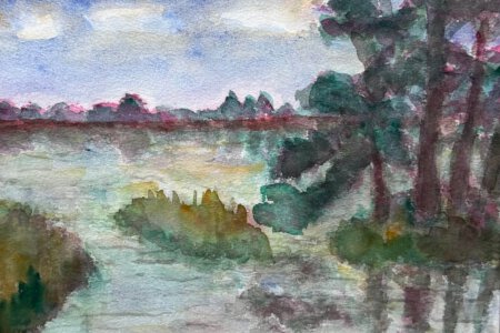 Bild von Jola.Eine Situation am Wasser, in Aquarell gemalt. Es ist bedeckt und ein bisschen dunstig. Vorne im Wasser sind kleine Inseln, im Hintergrund sieht man schon das Ende, es handlet sich also um einen kleinen, heimischen See. 