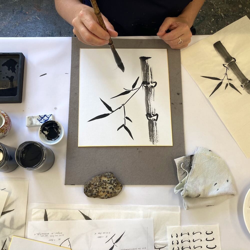 Bambusmalerei entsteht mit schwarzer Tusche auf einem japanischen Shikishi-Malkarton.