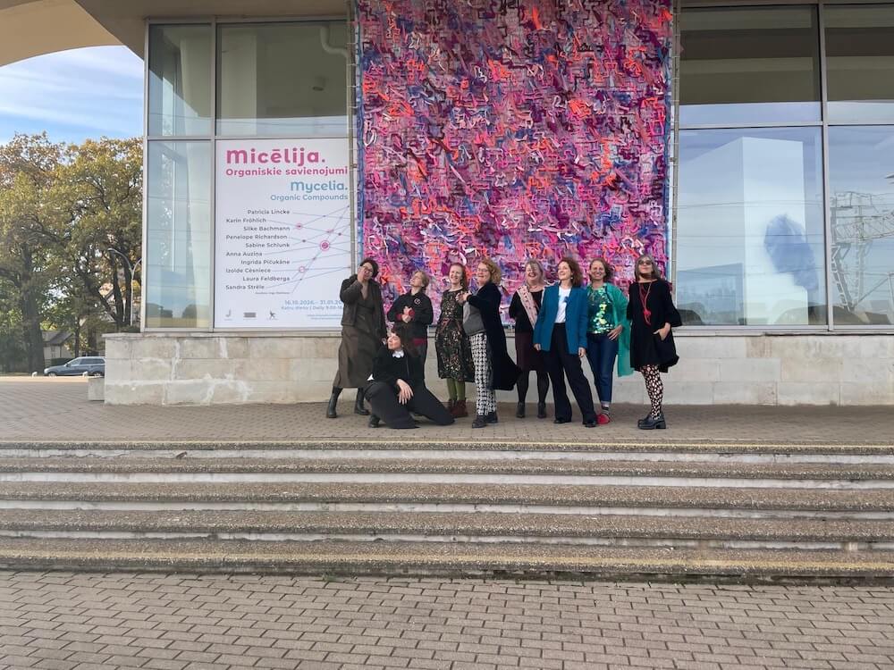 Die Künstlerinnen des Atelierprojekts Penelope Richardson Karin-Froehlich bei der Ausstellung Mycelia in Lettland
