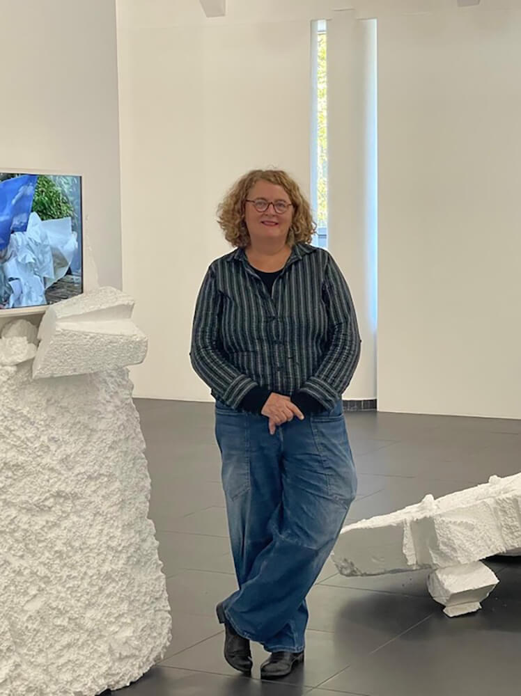 Penelope Richardson vor ihrem Kunstwerk Wandering Icebergs in der Ausstellung Mycelia in Lettland
