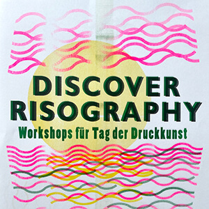 Tag der Druckkunst Penelope Richardson Risographie Plakat mit leuchtenden Wellen